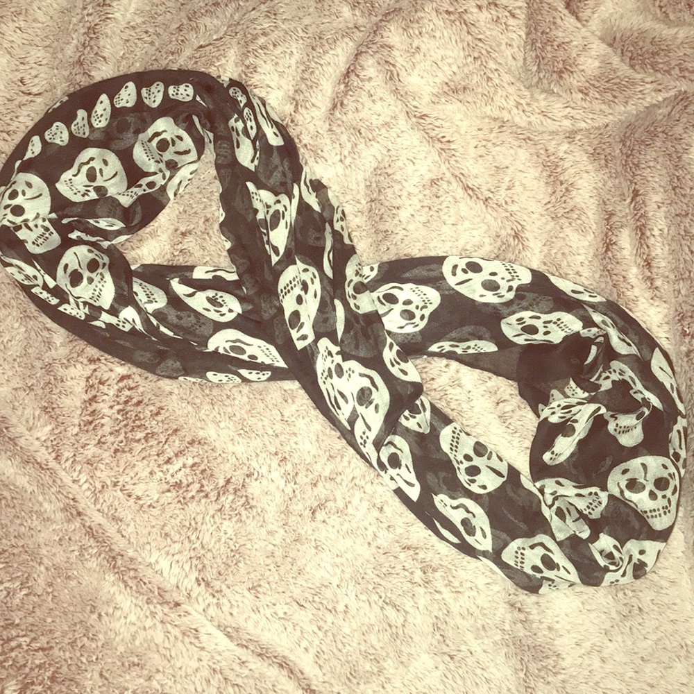 Trandinginc skull cowl/scarf